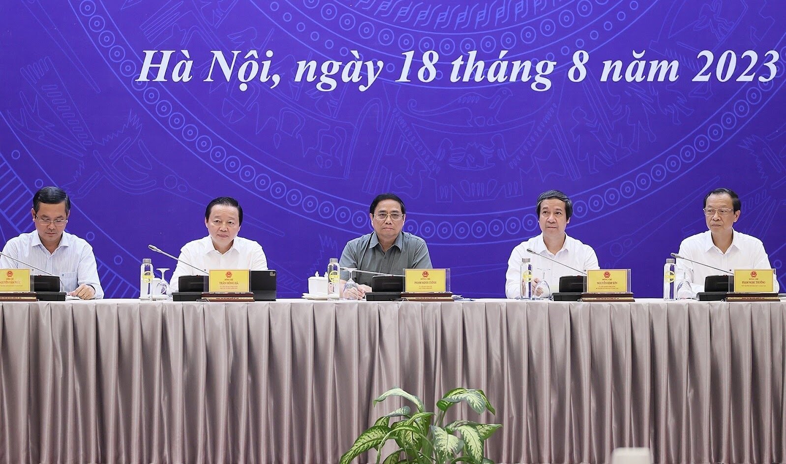 Hội nghị tổng kết năm học 2022 - 2023 có Thủ tướng Phạm Minh Chính (ở giữa) và Phó Thủ tướng Trần Hồng Hà (thứ 2 từ trái sang) tham dự.