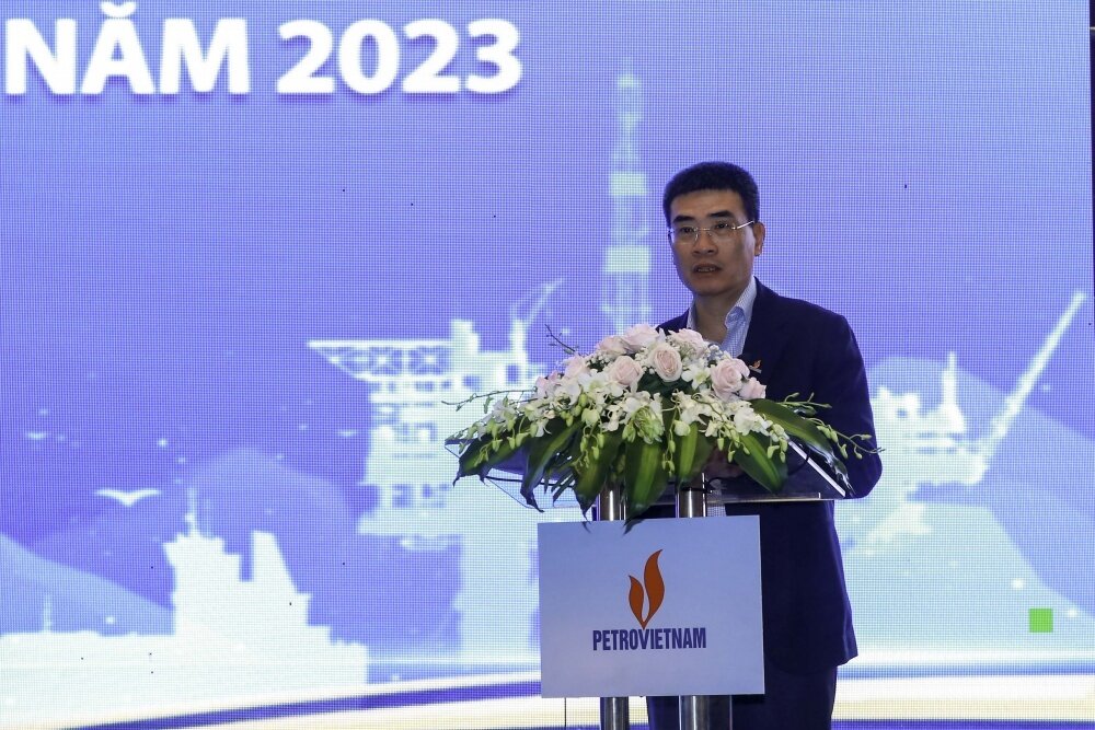 Ông Dương Mạnh Sơn -  Phó Tổng Giám đốc Petro Vietnam trình bày về công tác sản xuất, kinh doanh của Petro Vietnam trong thời gian qua.