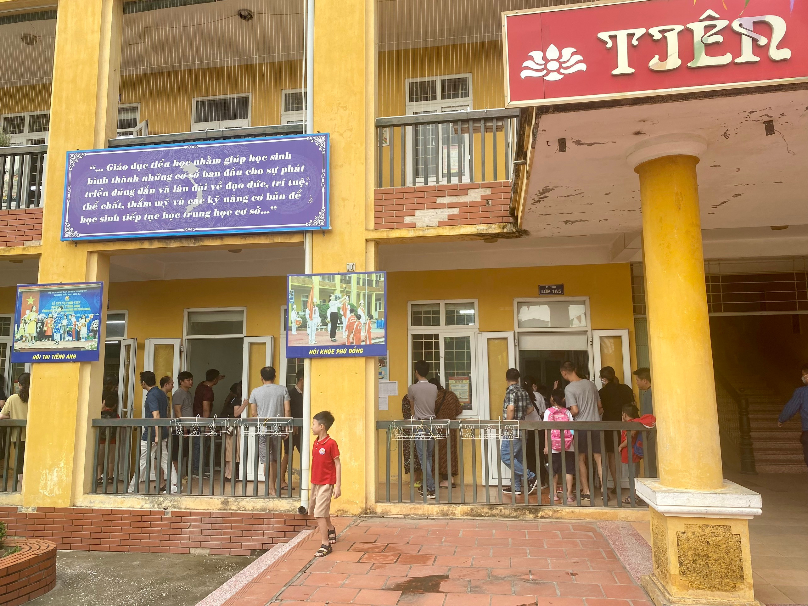 Con vào lớp nhưng nhiều phụ huynh vẫn thập thò dõi theo từ bên ngoài cửa sổ. Ngày tựu trường không chỉ là dịp đặc biệt với các em học sinh lớp 1 mà các bậc cha mẹ cũng có nhiều cảm xúc khó nói thành lời. (Ảnh: T.N)