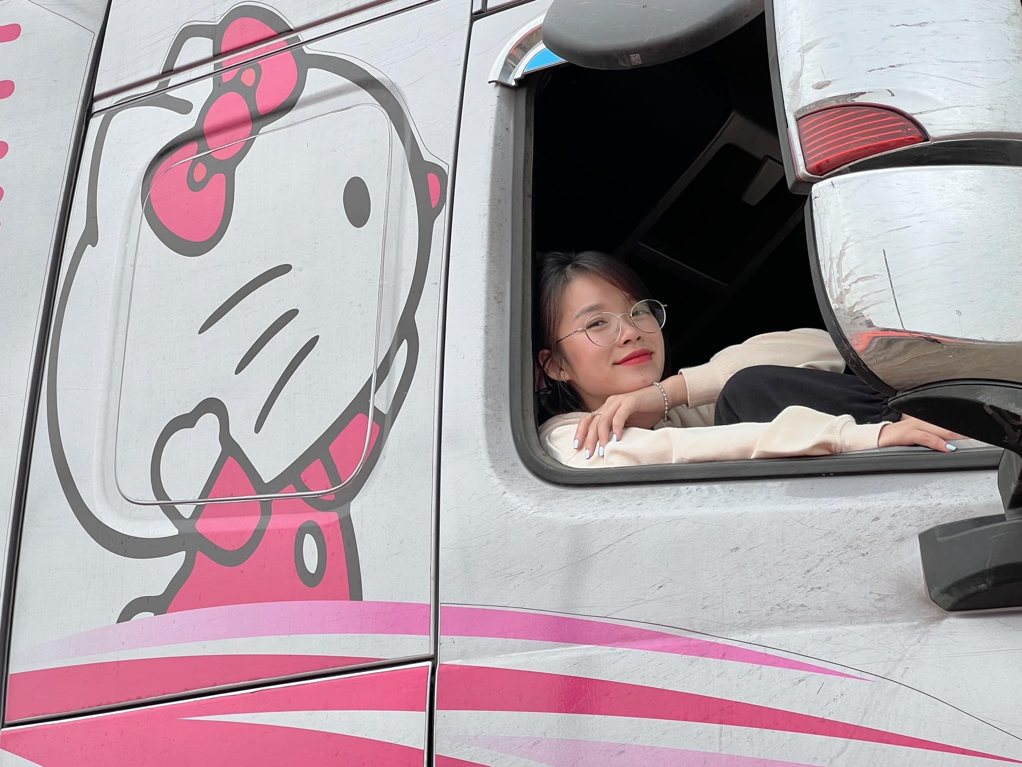 Mỹ Hạnh tuổi con mèo nên trang trí chiếc xe của mình với hình mèo Hello Kitty.