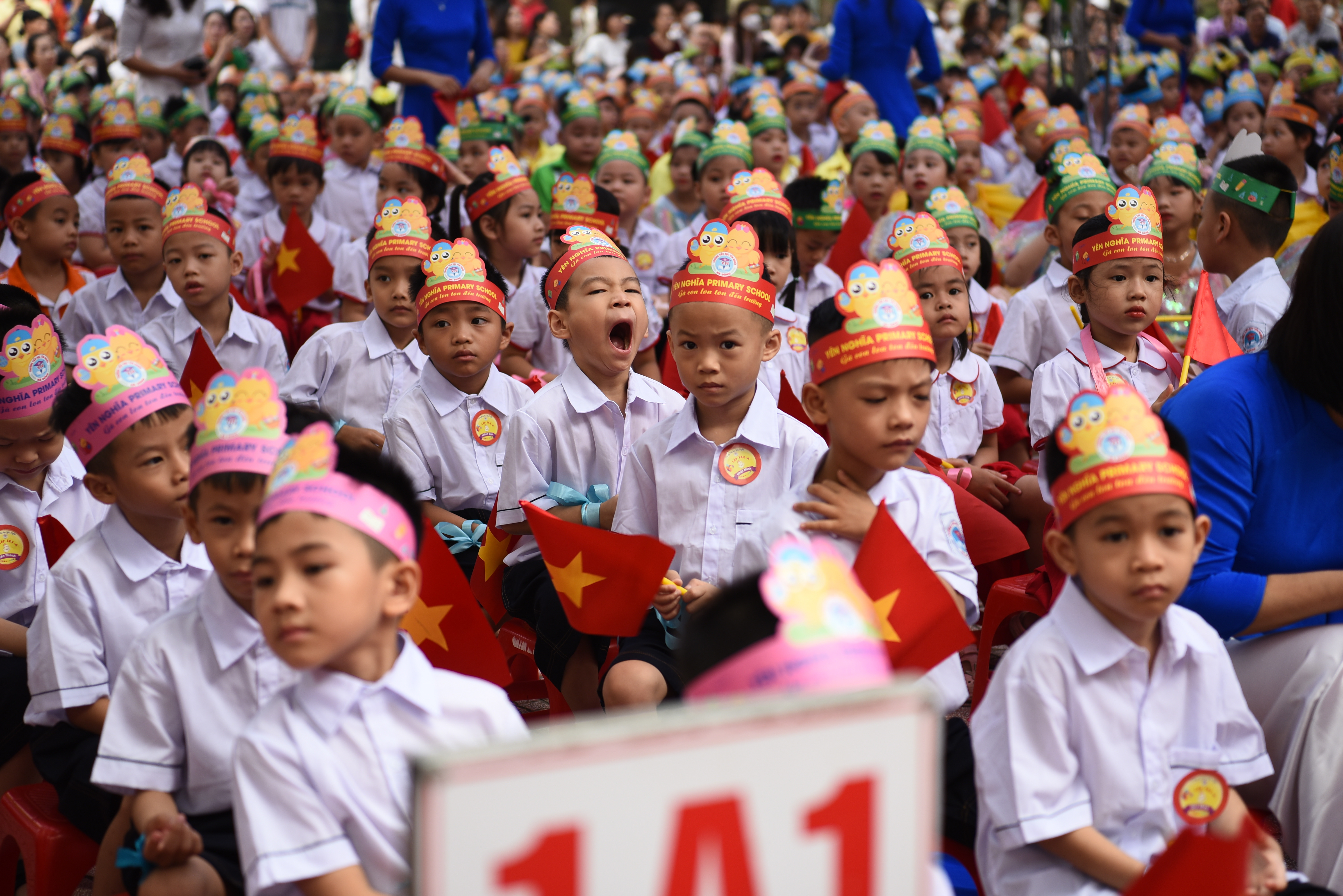Tại Hà Nội, sáng nay 22/8 hầu hết các trường tiểu học tổ chức tựu trường đón học sinh lớp 1 đến trường. Các em có một tuần để làm quen với nề nếp, môi trường học, chuẩn bị cho năm học mới 2023 -2024. (Ảnh: T.N)