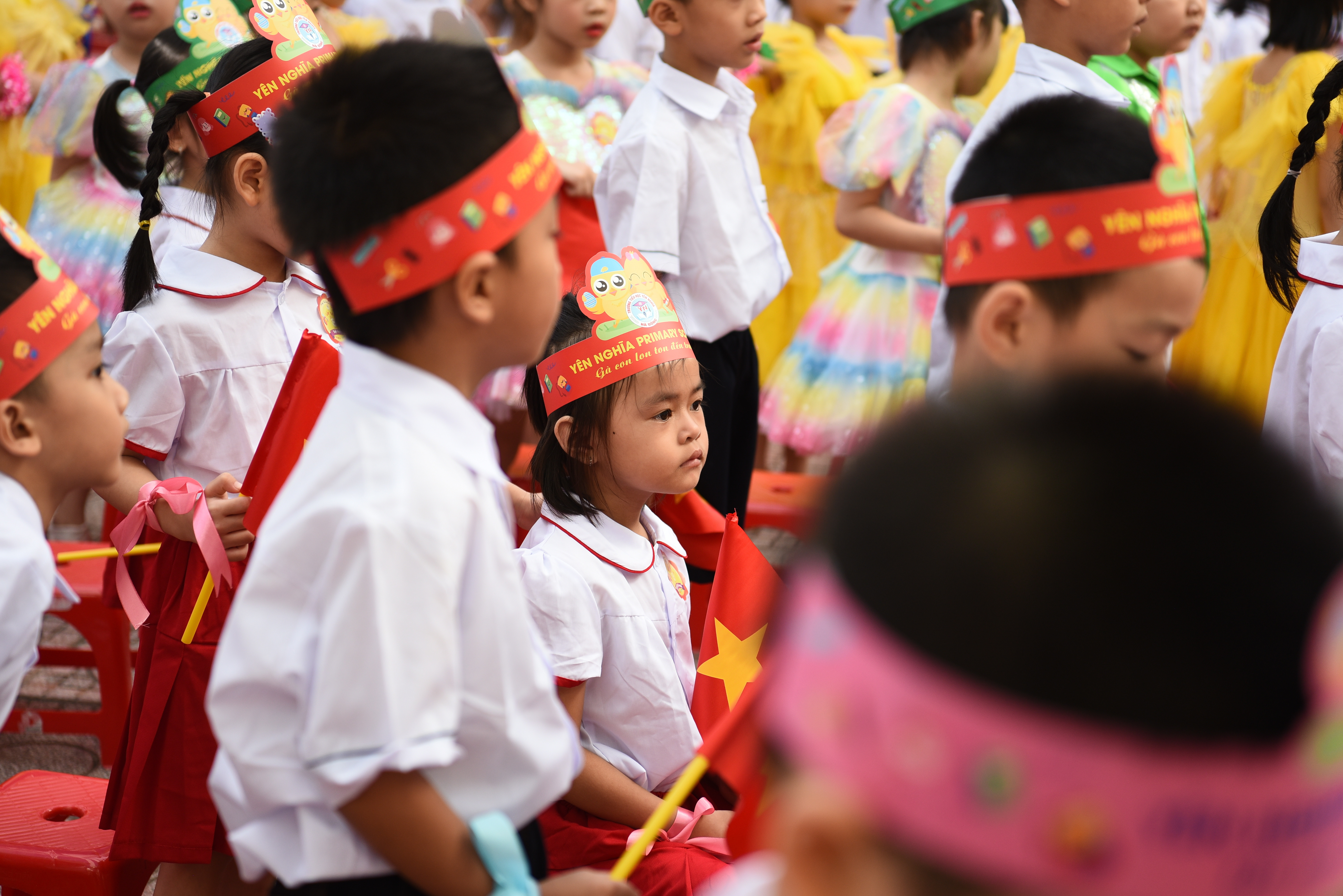 Sau giây phút bỡ ngỡ ban đầu, nhiều em bắt đầu hòa nhập cùng các bạn ở lớp và cô giáo. (Ảnh: T.N)