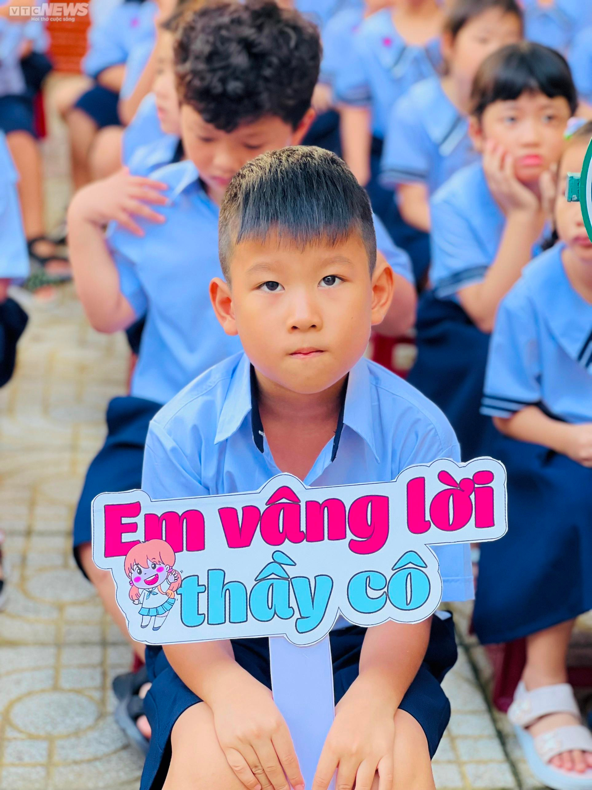 "Tuy mới chỉ là ngày đầu đón học sinh đến trường, nhưng các thầy cô của trường vẫn chuẩn bị chu đáo với cờ, hoa trang trí rực rỡ. Có trường bố trí người đội hình các con thú, nhân vật hoạt hình để trẻ bớt cảm giác xa lạ, bỡ ngỡ", thầy Nguyễn Văn Dũng, Hiệu trưởng trường Tiểu học Võ Thị Sáu chia sẻ.