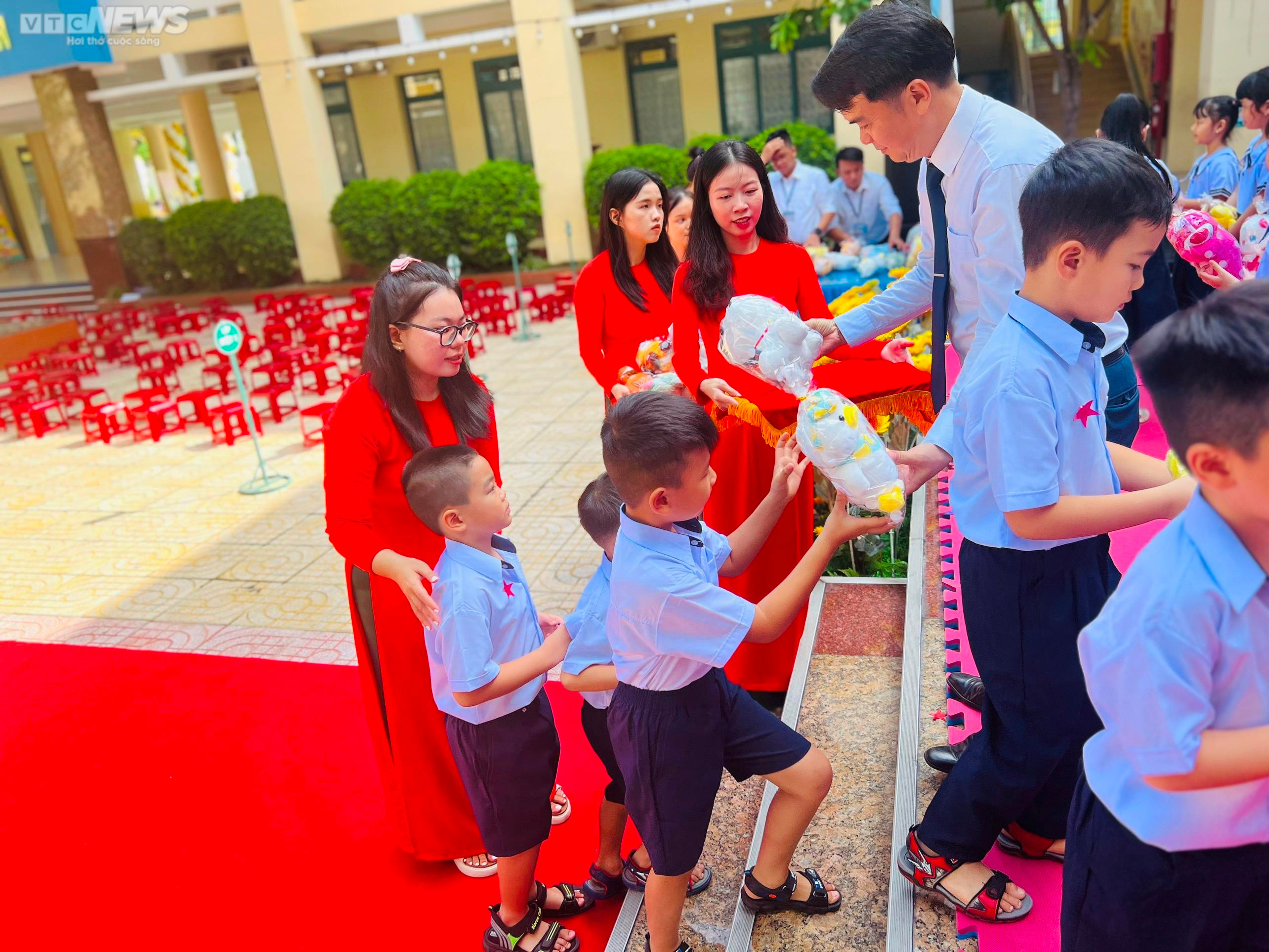 Theo thầy Nguyễn Văn Dũng, Hiệu trưởng Trường Tiểu học Võ Thị Sáu, năm nay, trường có 6 lớp 1 với 210 học sinh.