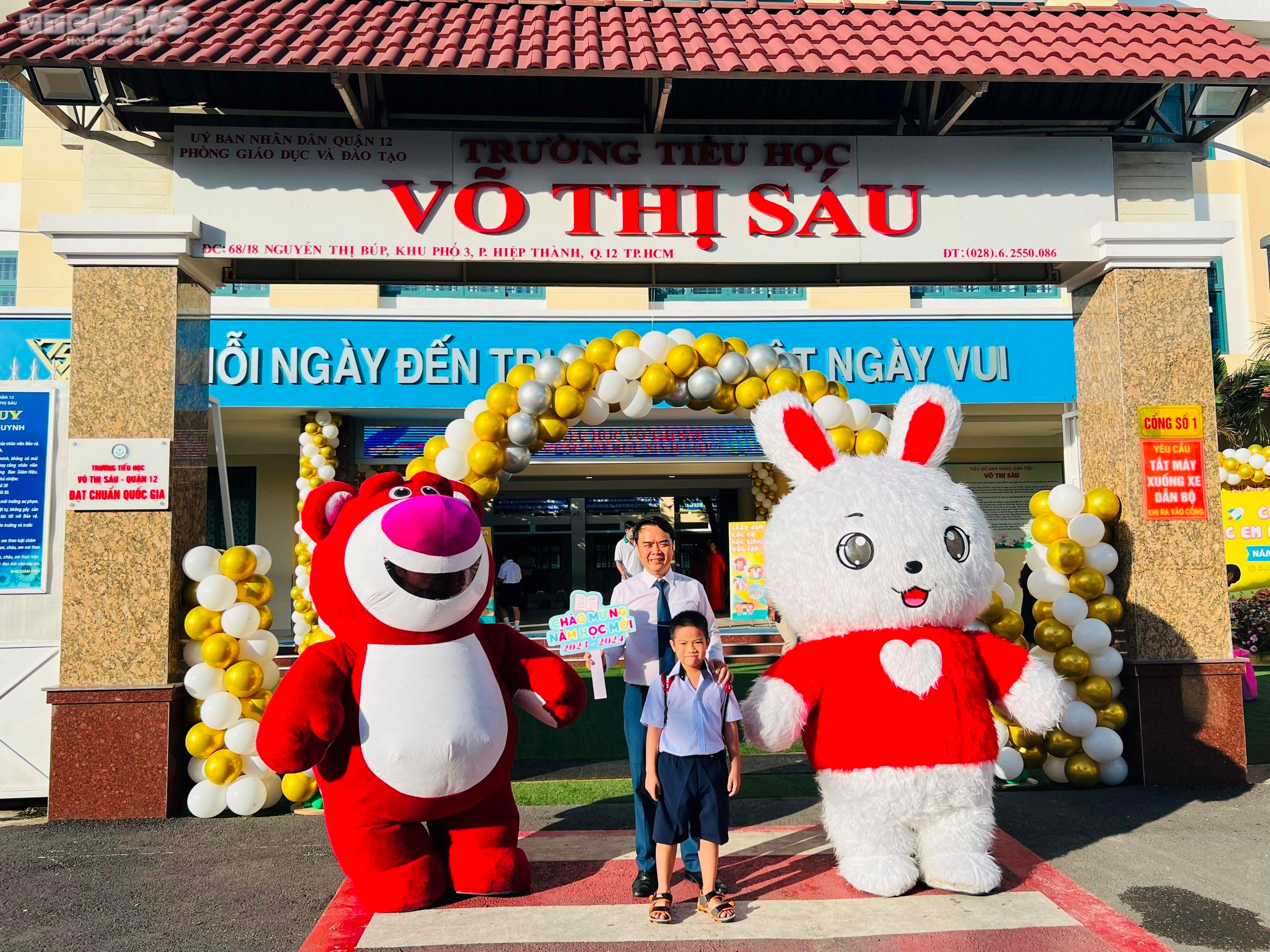 Ngay từ khi bước vào cổng trường, học sinh được chào đón với những cái ôm thân thương của thầy cô, cha mẹ có thể chụp hình "check in" cùng con tại cổng chào mừng.