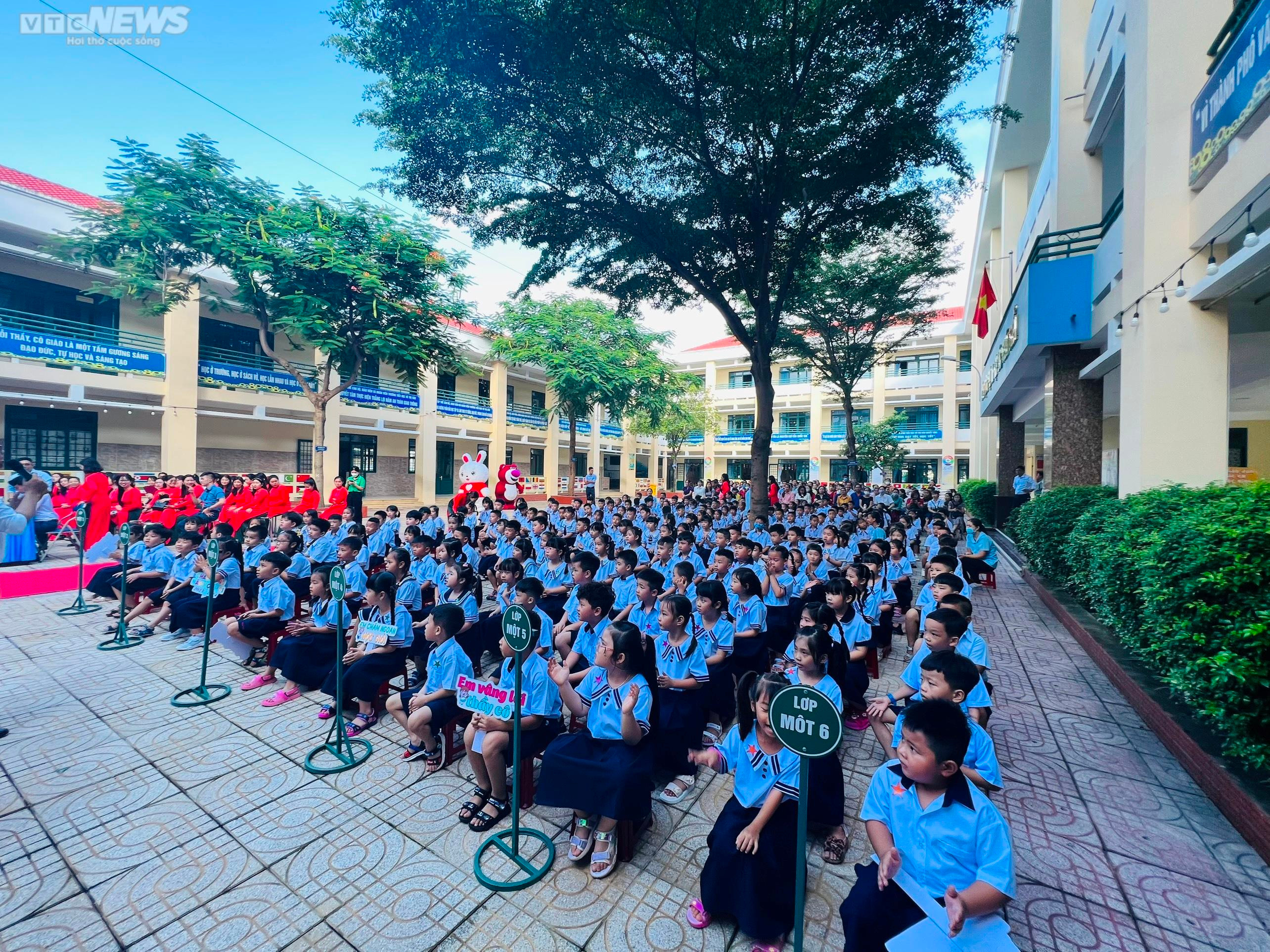 Sáng nay, hơn 100.000 học sinh lớp 1 tại TP.HCM tựu trường.