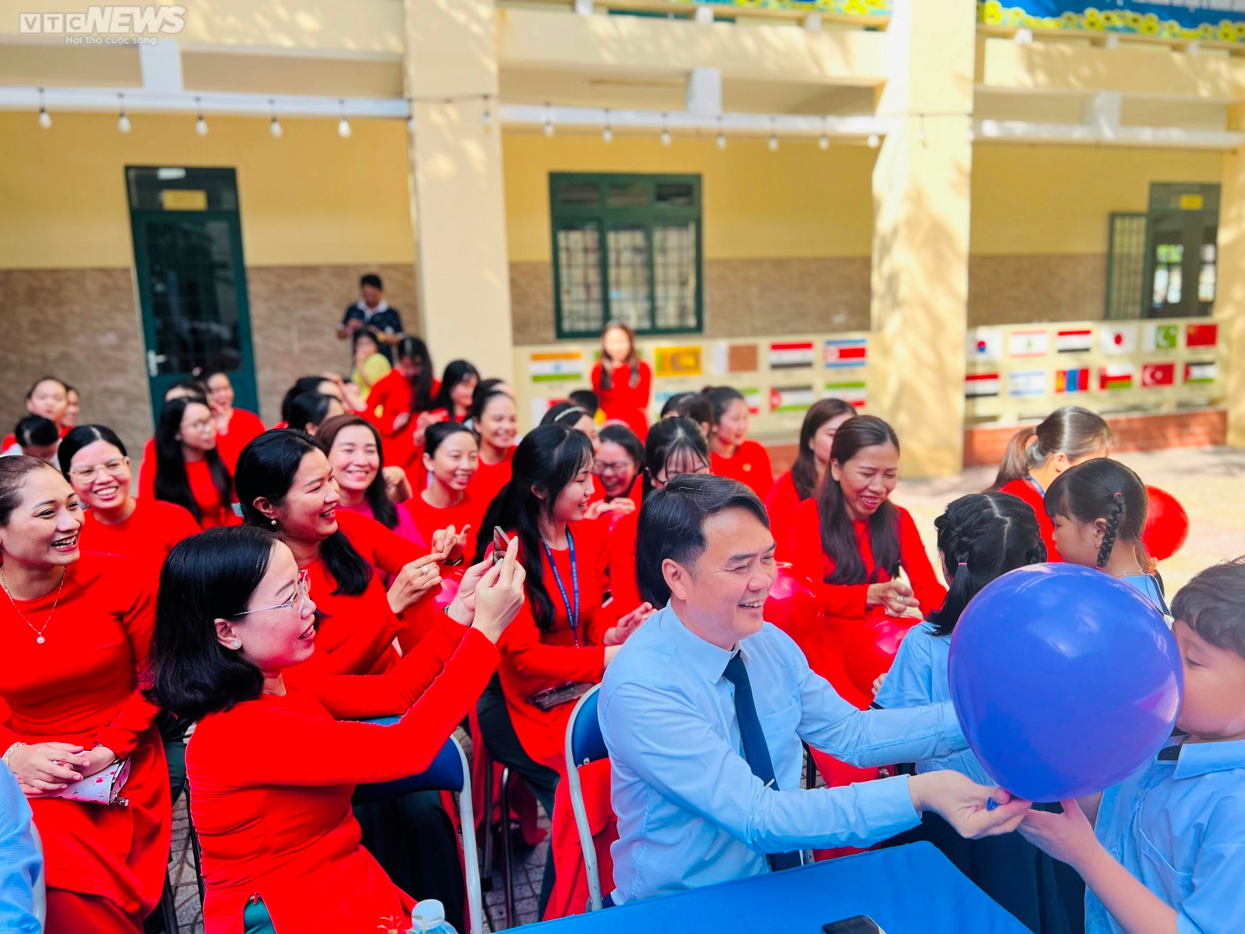 Từ ngày 21 đến hết ngày 31/8, học sinh lớp 1 đến trường học buổi sáng để làm quen với trường mới.