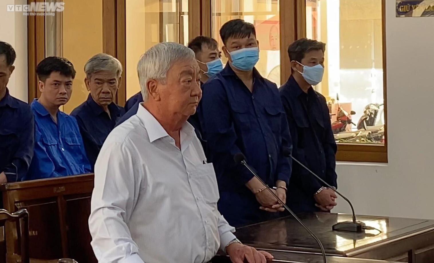 Bị cáo Lê Viết Hưng (áo trắng), nguyên Giám đốc Sở Tài nguyên và Môi trường Đồng Nai tại phiên tòa xét xử ngày 22/8.