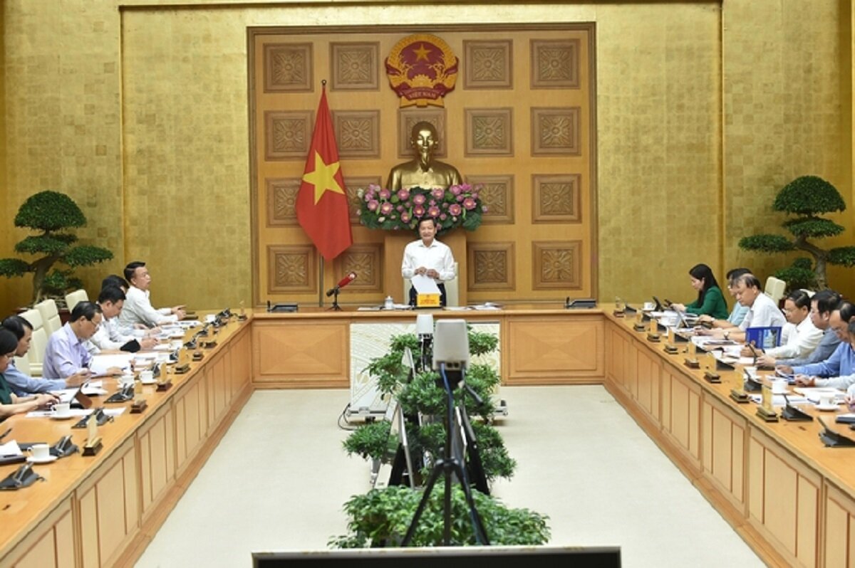 Phó Thủ tướng Chính phủ Lê Minh Khái: Cần có phương án giảm thiểu những tác động tiêu cực đối với người nghèo và những nhóm đối tượng dễ bị tổn thương trước những tác động từ việc điều chỉnh giá các mặt hàng thiết yếu - Ảnh: VGP