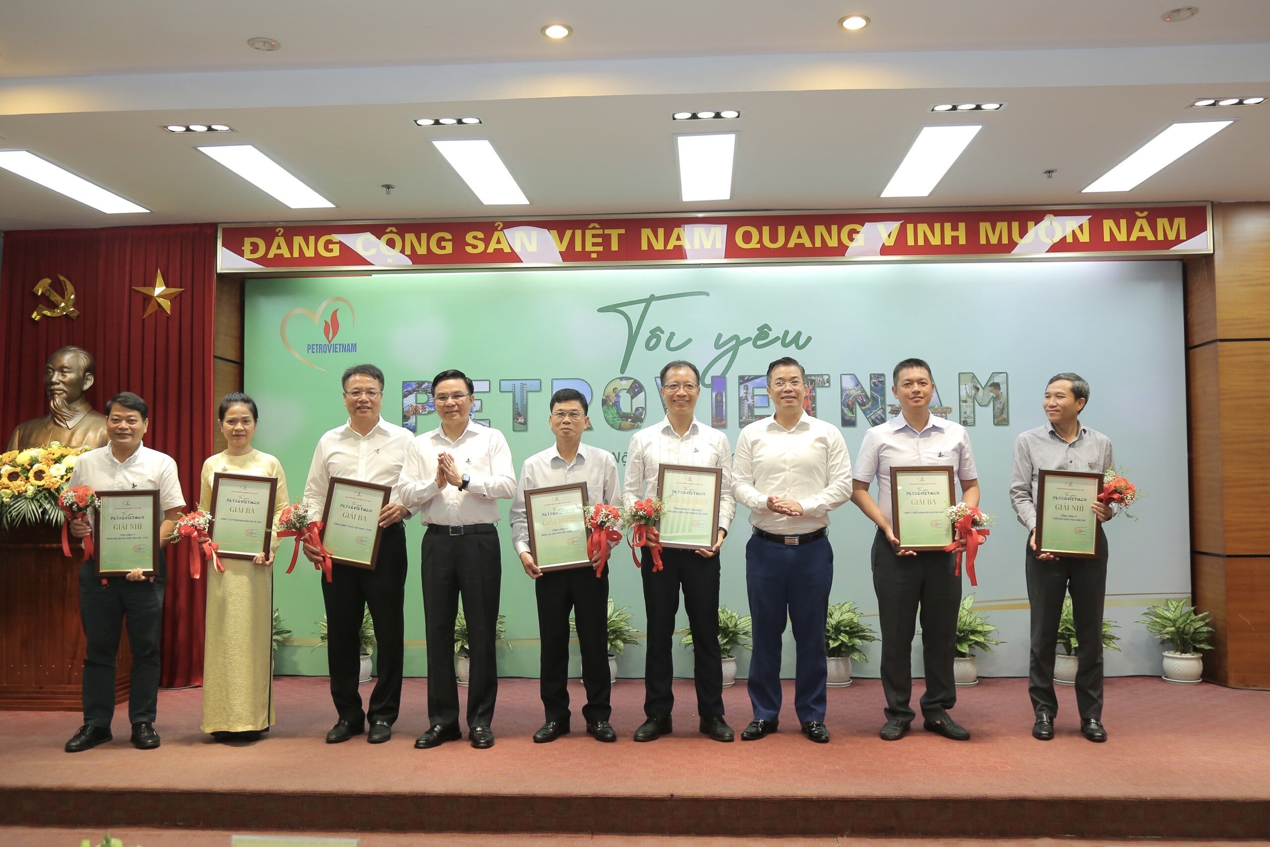 Lãnh đạo Đảng ủy Khối Doanh nghiệp Trung ương, Petro Vietnam trao giải tập thể cho các đơn vị đạt giải.