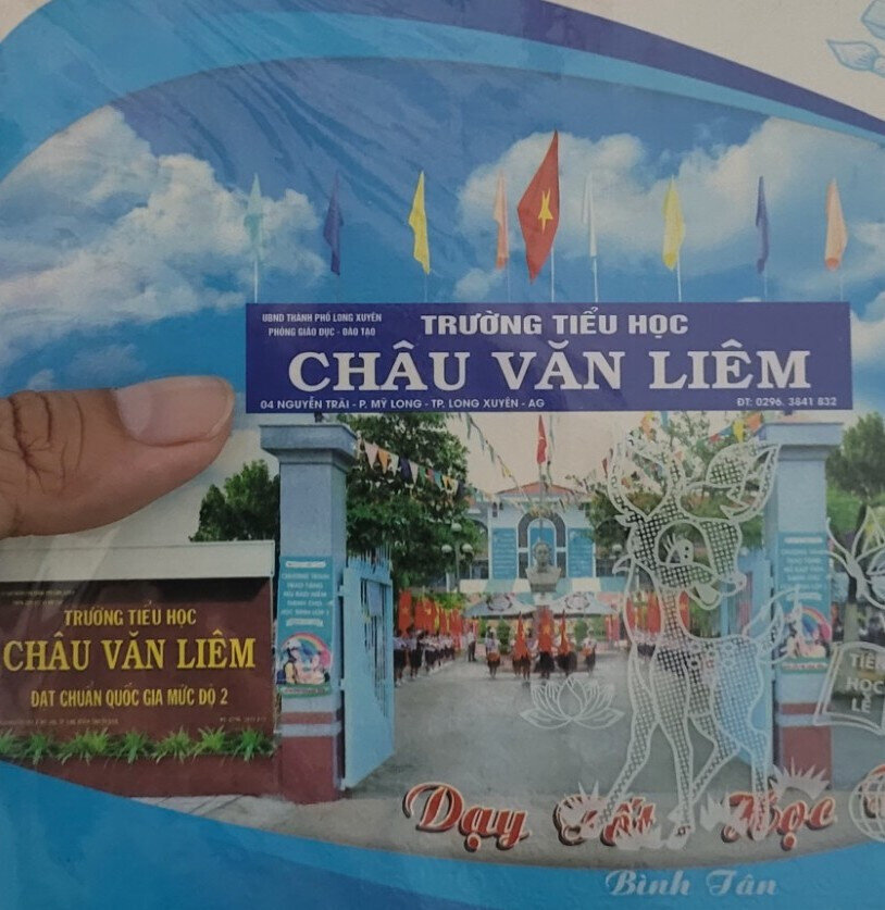 Phụ huynh tố bị ép mua vở in hình cổng Trường Tiểu học Châu Văn Liêm. (Ảnh: C.H)