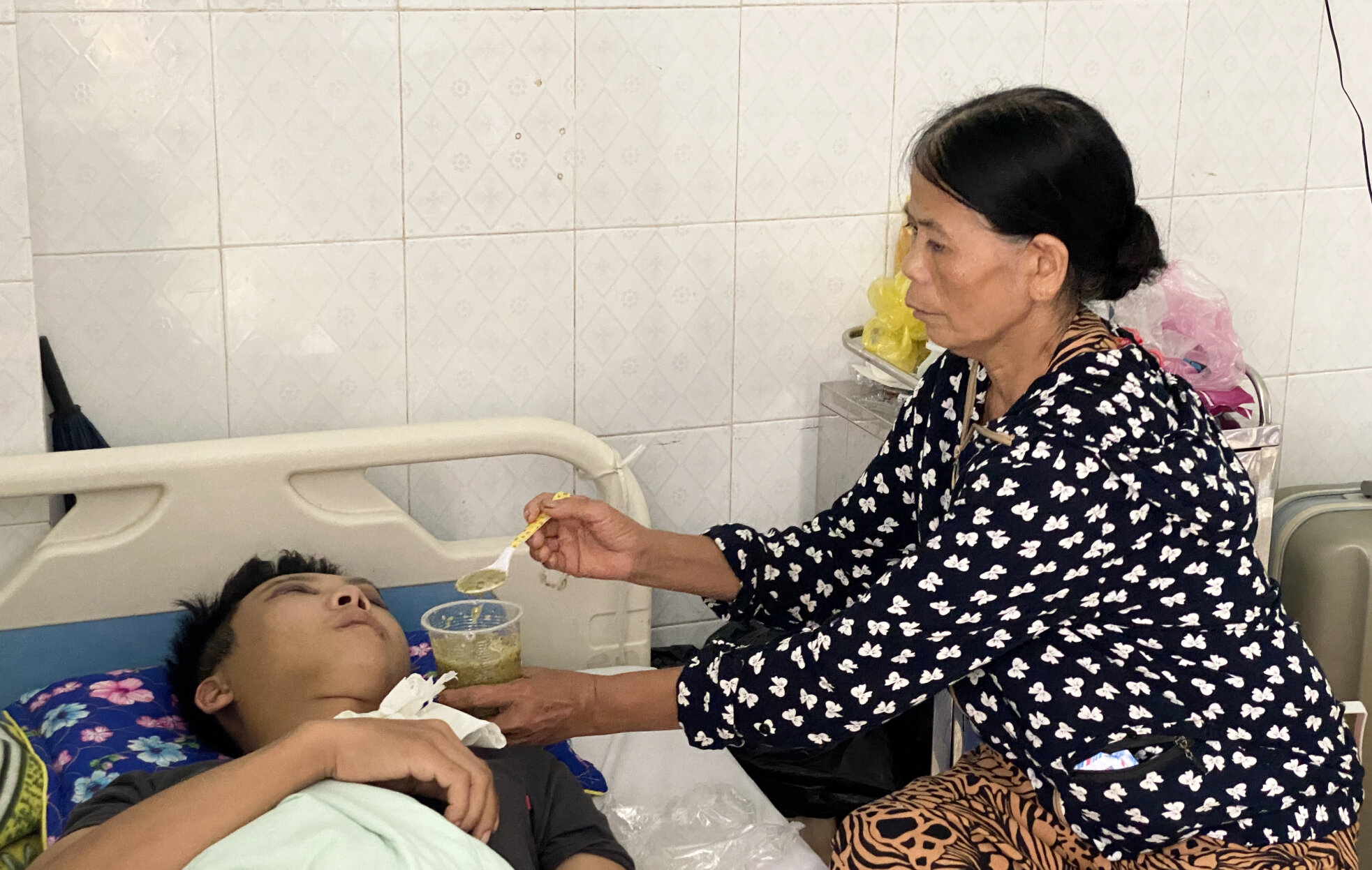Bà Thắng đang chăm sóc con trai.