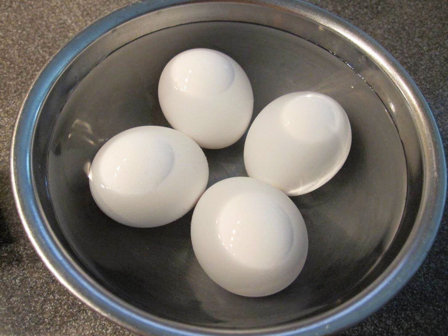 Nhiều người có thói quen luộc trứng xong rồi cho vào nước lạnh. (Ảnh: B.L)