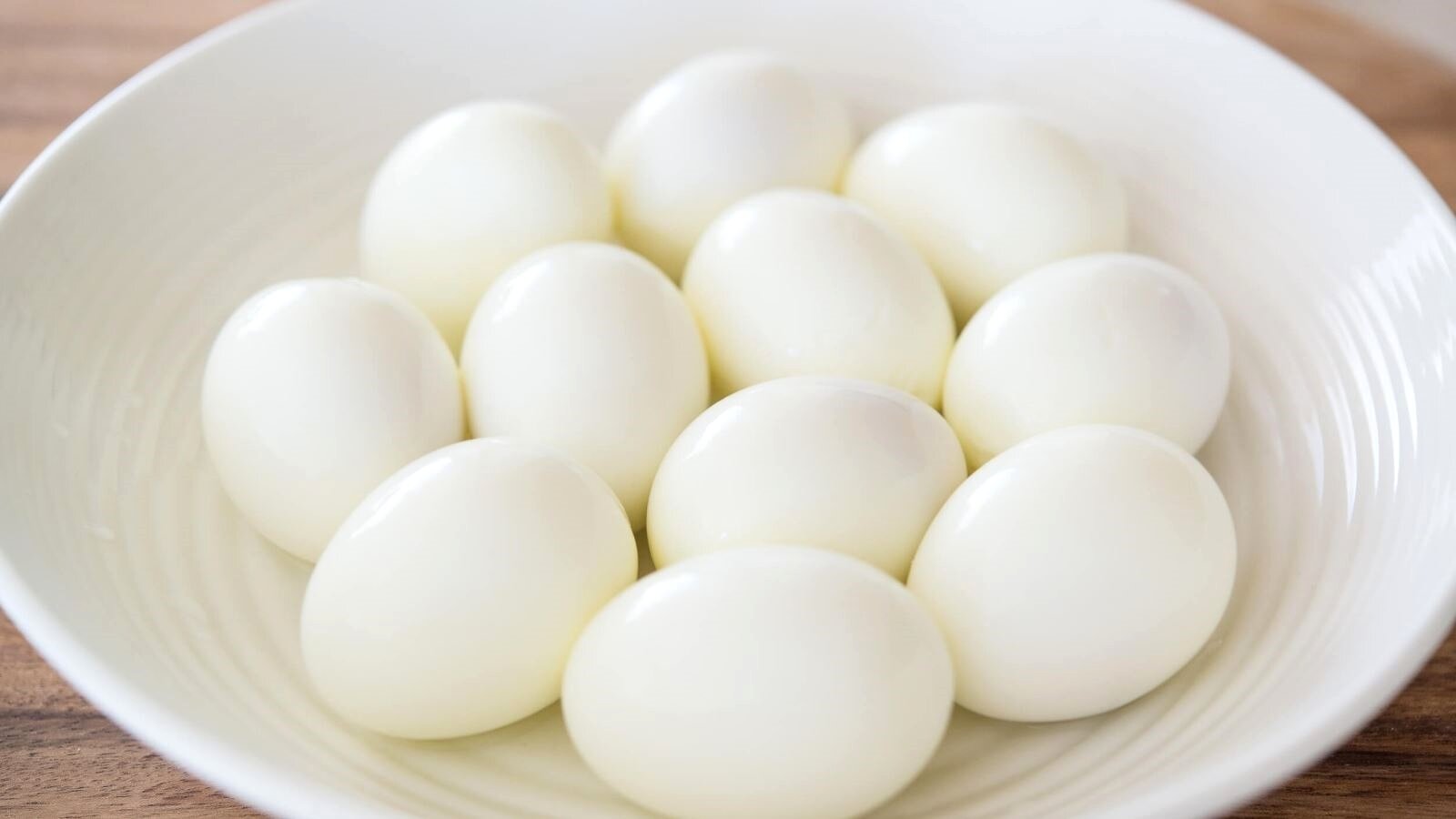 Không nên ngâm trứng vừa luộc xong vào nước đá. (Ảnh: B.L)