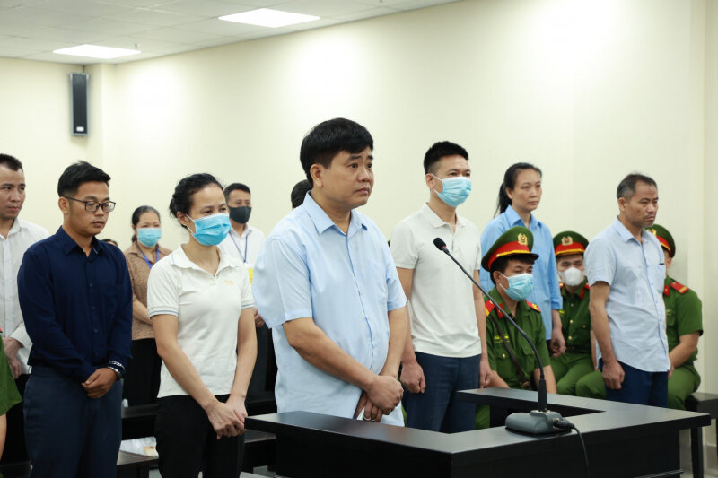 Ông Nguyễn Đức Chung cùng các bị cáo khác ra toà trong vụ nâng giá cây xanh.