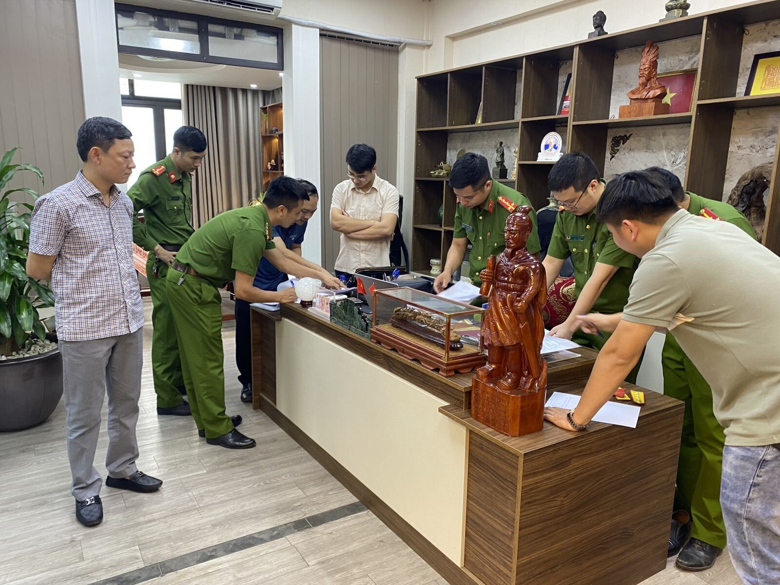 Cơ quan Công an khám xét khẩn cấp nơi làm việc của Mạc Đăng Thanh. (Ảnh: CACC)