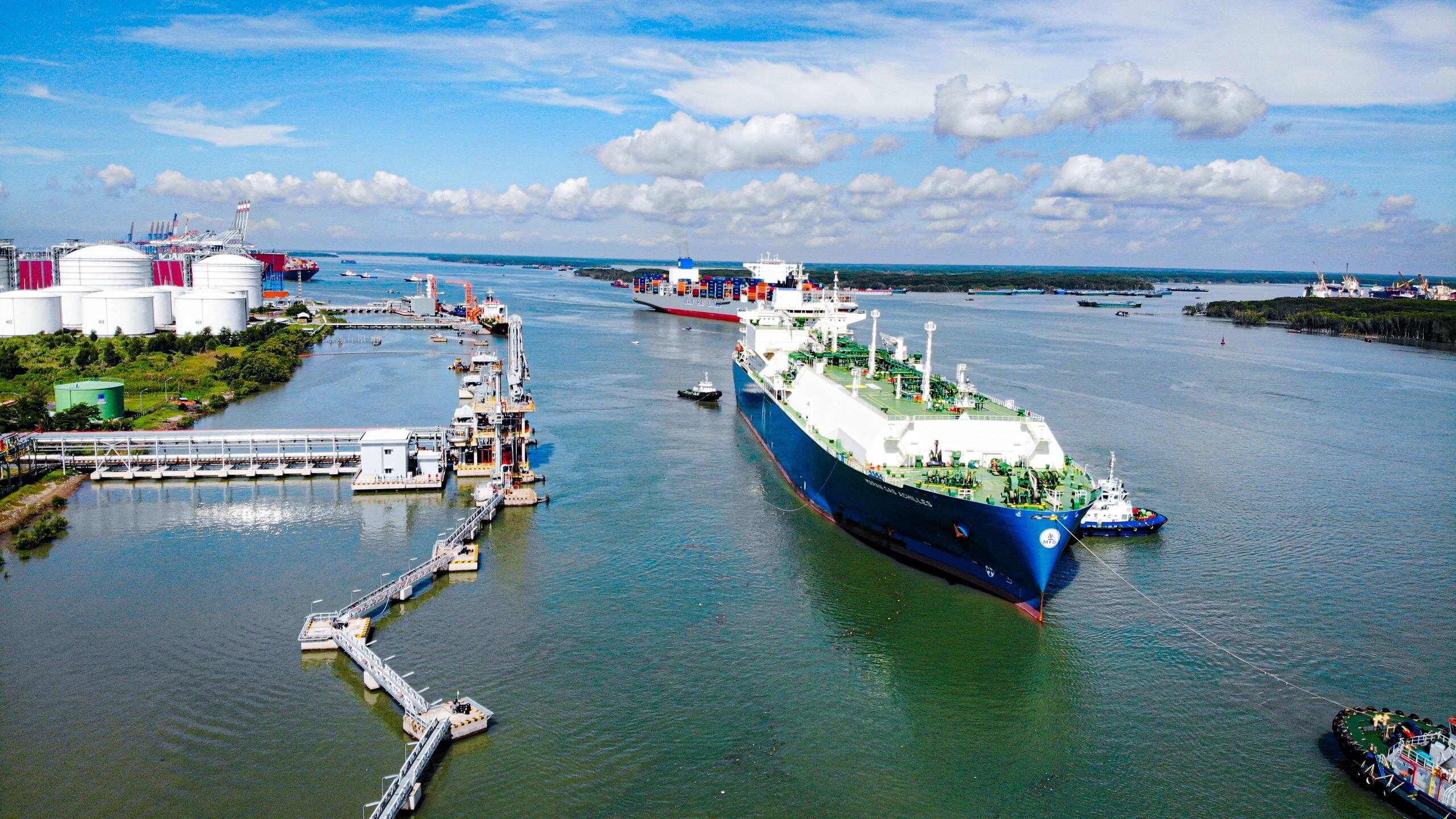 Tàu Maran Gas Achilles tiến vào Kho cảng LNG Thị Vải, đánh dấu sự kiện quan trọng trong lộ trình chuyển đổi năng lượng xanh của Tổng công ty Khí Việt Nam (PV GAS).