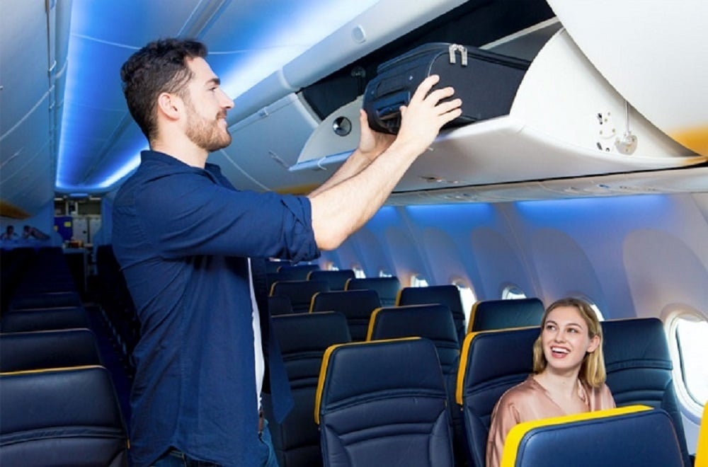 Cách đơn giản nhất để sớm lấy hành lý khi xuống máy bay là chỉ mang hành lý xách tay. (Ảnh: Ryanair)