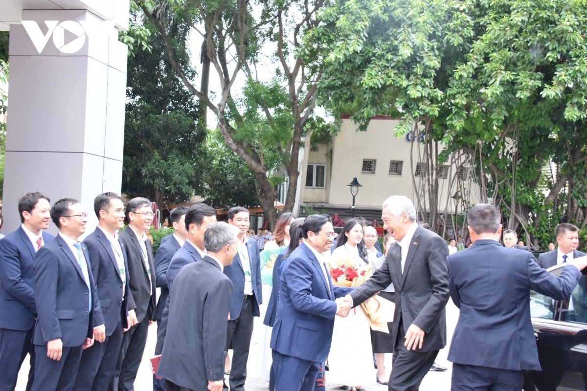 Thủ tướng Phạm Minh Chính và Thủ tướng Lý Hiển Long thăm Đại học Quốc gia Hà Nội