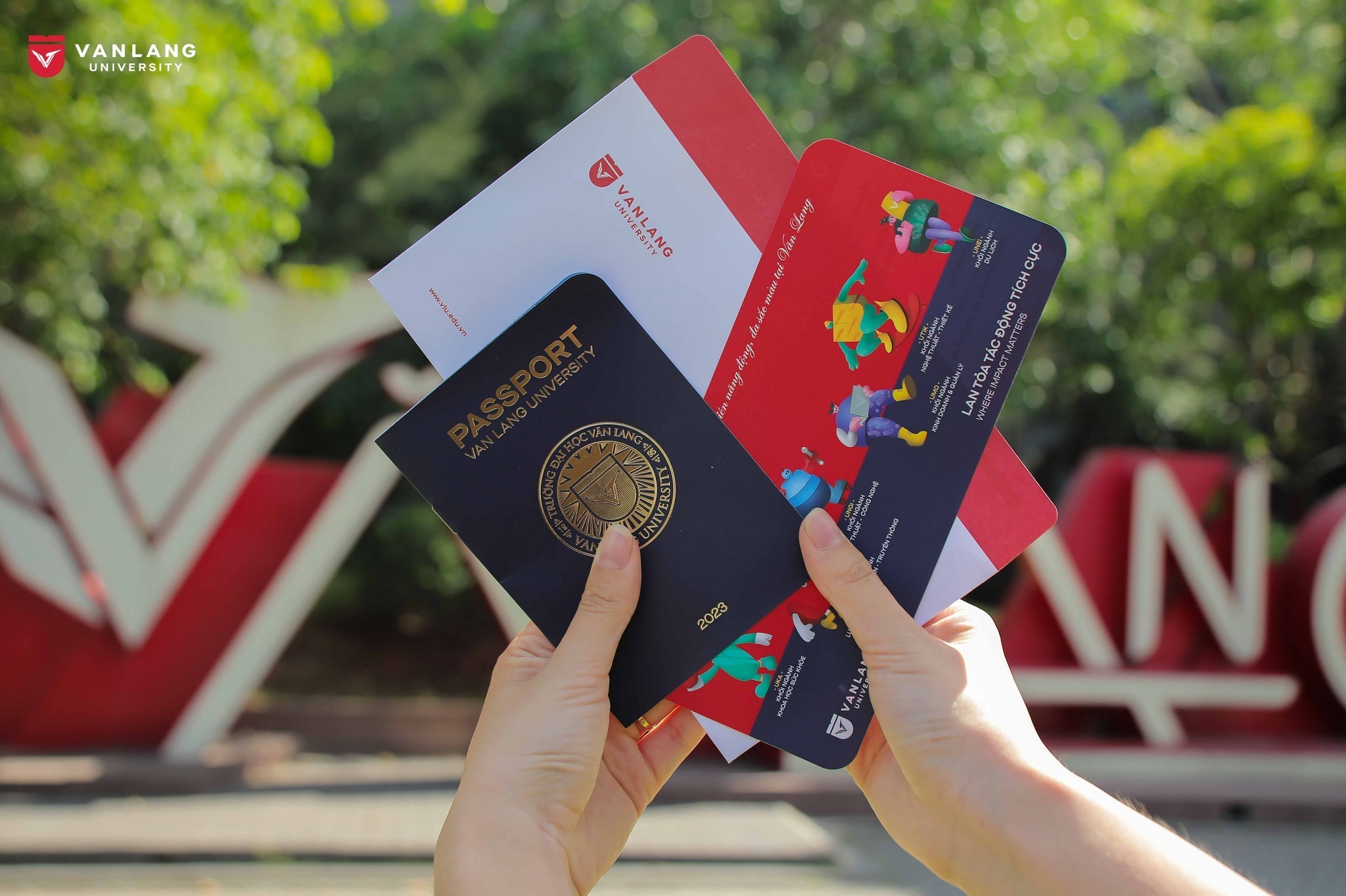 Trường Đại học Văn Lang gửi cho tân sinh viên vé máy bay và passport để lên chuyến bay nhập học vào trường. 4 năm đại học sắp tới chắc chắn sẽ là hành trình tuyệt vời để trưởng thành và ghi dấu ấn thanh xuân với nhiều bạn trẻ. (Ảnh: Trường Đại học Văn Lang)