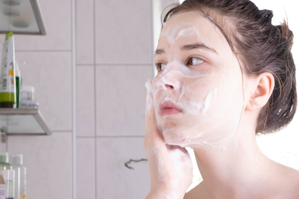 Nhiều người vẫn chủ quan không biết tác hại của rửa mặt trong khi tắm. (Ảnh: Shutterstock)