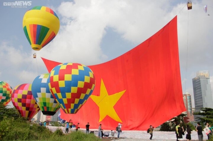 Hoạt động thả khinh khí cầu thu hút nhiều du khách.