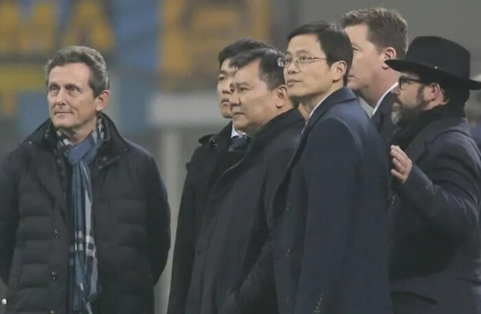Jun Liu (đeo kính) thời còn giữ chức vụ CEO của Inter.