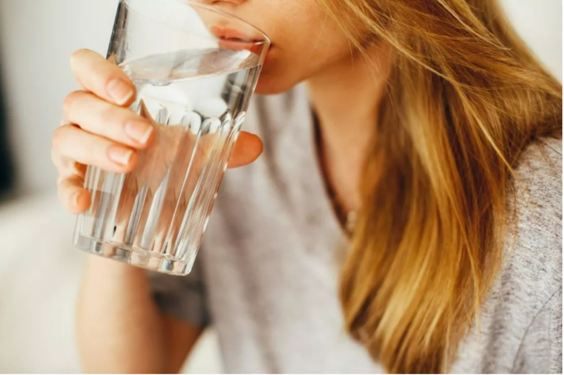 Uống nước nhiều nhưng vẫn có cảm giác khô miệng, cơ thể đang ra tín hiệu cảnh báo tới bạn. (Nguồn: Sohu)