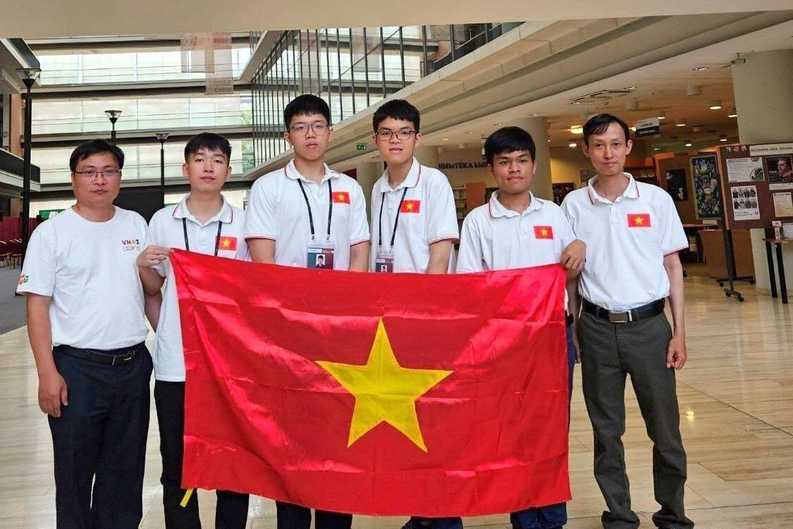Bốn học sinh Việt Nam đều giành huy chương tại Olympic Tin học quốc tế 2023.