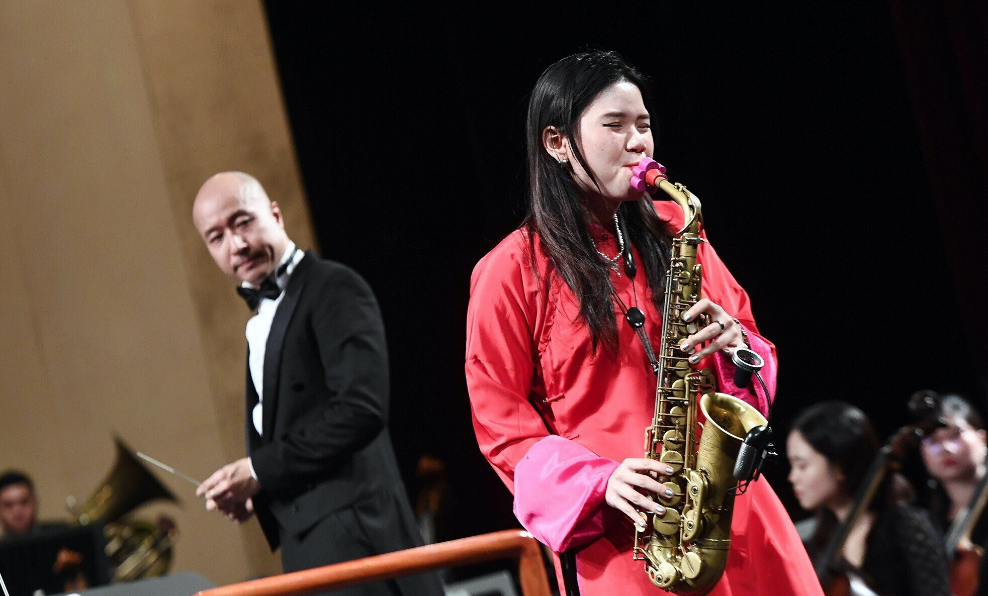 Nghệ sĩ saxophone 19 tuổi An Trần biểu diễn ca khúc 