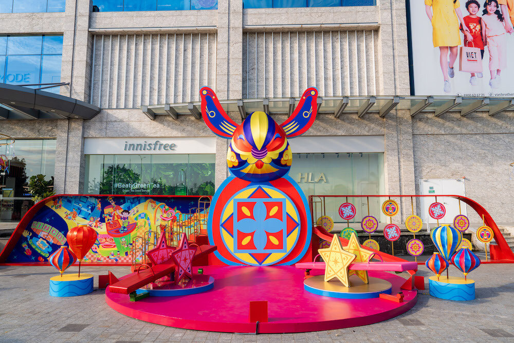 Vincom Mega Mall Smart City gây ấn tượng với hình ảnh Thỏ Ngọc sáng bừng một góc phố.