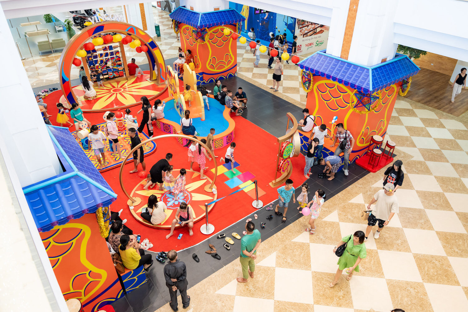 Vincom Mega Mall Royal City tích hợp tiện ích vui chơi ngay trong khu vực trang trí, mang đến trải nghiệm tiện lợi cho mọi thế hệ trong gia đình.