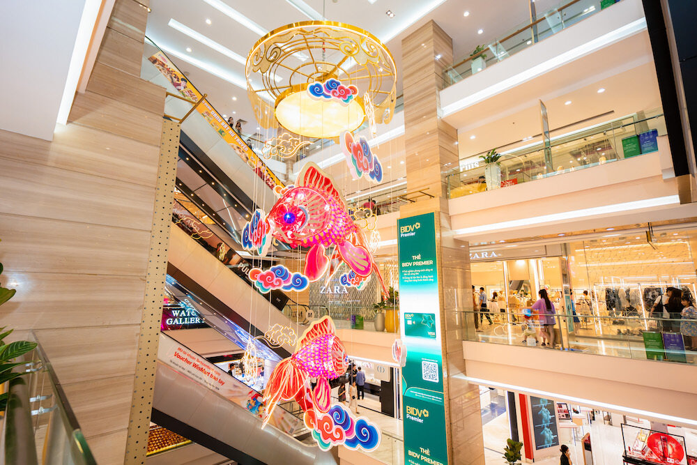 Vincom Center Đồng Khởi thu hút ánh nhìn mọi khách hàng ghé thăm với Đèn lồng cá chép thông tầng rực rỡ.