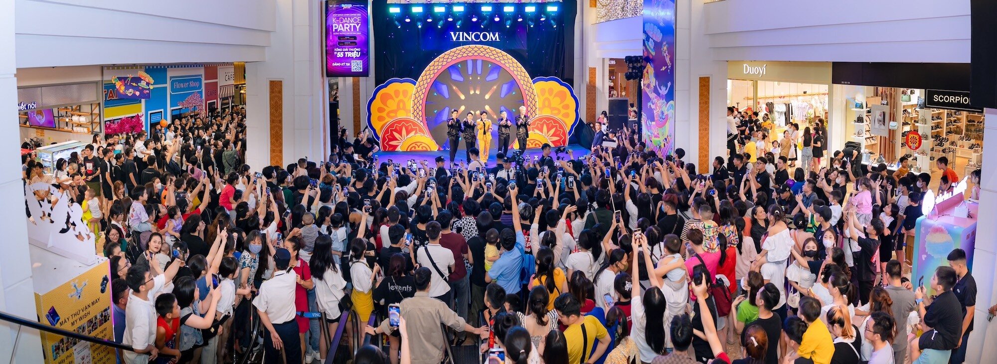 Sự kiện “Vũ khúc Sắc Việt” khai màn Lễ hội Mùa Thu 2023 được tổ chức tại Vincom Mega Mall Royal City thu hút hàng nghìn khán giả tham dự.