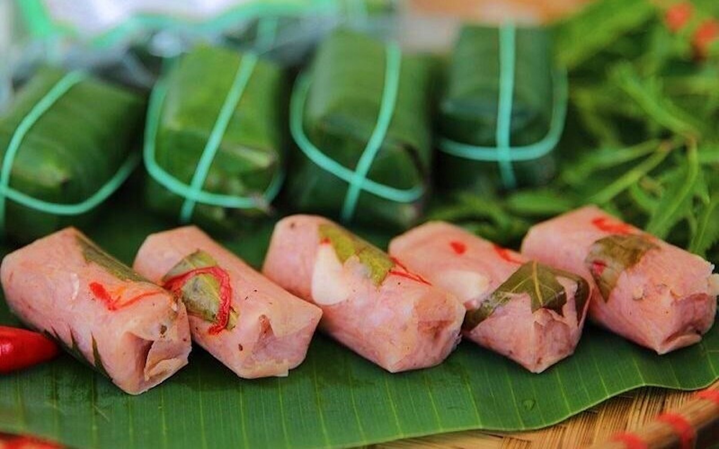 Những người bị sán, bà bầu, bị bệnh đại tràng không nên ăn nem chua. (Ảnh minh hoạ)