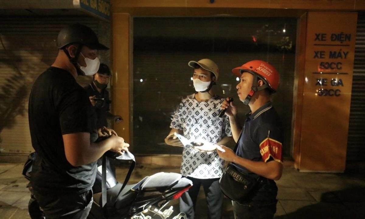 Tổ công tác Y3/141 hóa trang làm nhiệm vụ trên địa bàn quận Hai Bà Trưng cũng xử lý nhiều trường hợp tài xế xe máy nẹt pô gây ra tiếng động lớn trên đường.