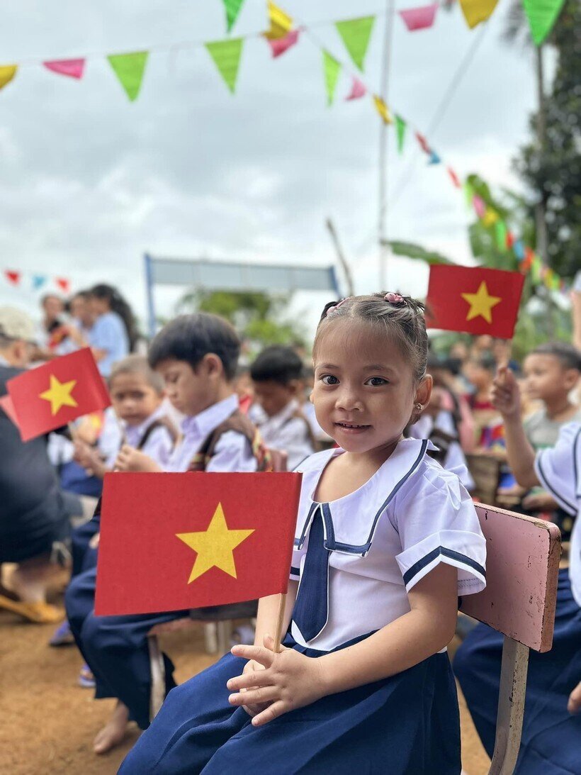 Niềm vui của học sinh điểm trường Ông Bình (xã Trà Dơn, Nam Trà My, Quảng Nam) với bộ đồng phục CLB Bạn thương nhau trao tặng.