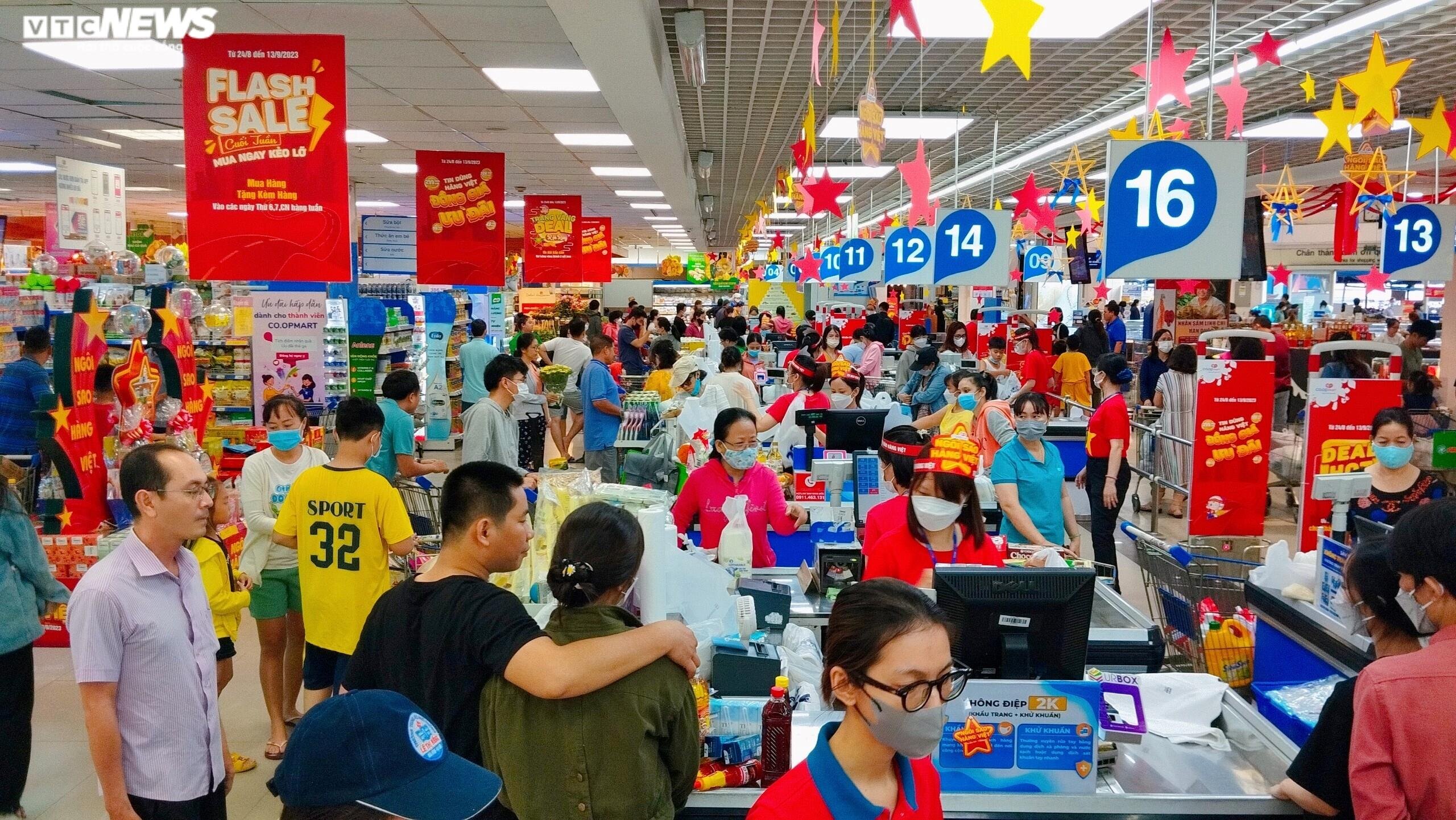 Sức mua của người dân tại các siêu thị lớn ở TP.HCM tăng mạnh. (Ảnh: Đ.V)