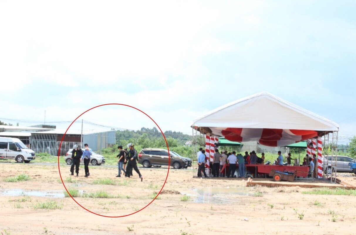 Lực lượng chức năng bắt giữ nhóm người của Công ty Lộc Phúc đang mở 