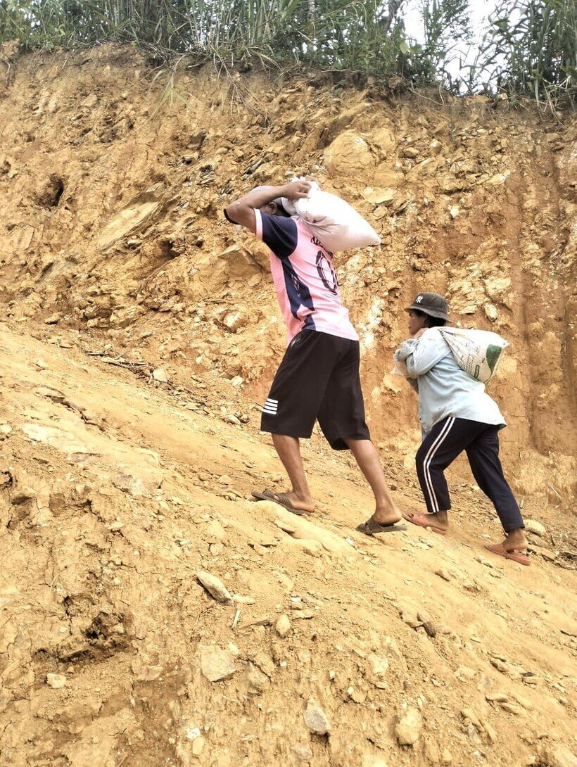 Người dân nóc ông Bình tham gia đóng góp ngày công, vận chuyển đá, cát qua những con dốc dựng đứng để tập kết vật liệu xây trường.