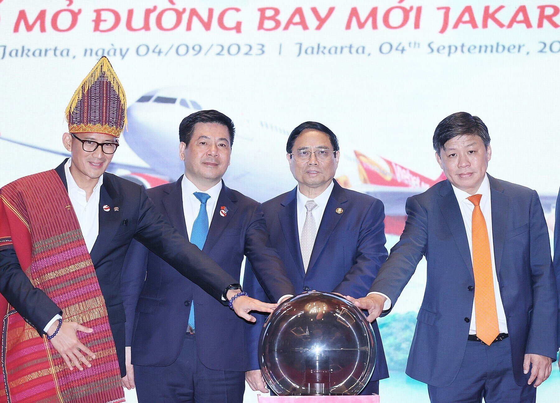 Thủ tướng Phạm Minh Chính (thứ 2 từ phải sang) tham dự lễ công bố đường bay thẳng đầu tiên giữa Jakarta và Hà Nội của Vietjet.