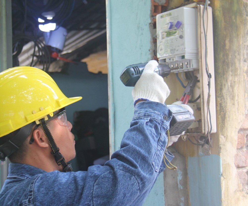 Việc thay công tơ có chức năng đo xa và chuyển đổi sang ghi điện vào ngày cuối mỗi tháng đã khiến tiền điện của nhiều hộ dân tại TP.HCM tăng cao. (Ảnh: Minh Thy)