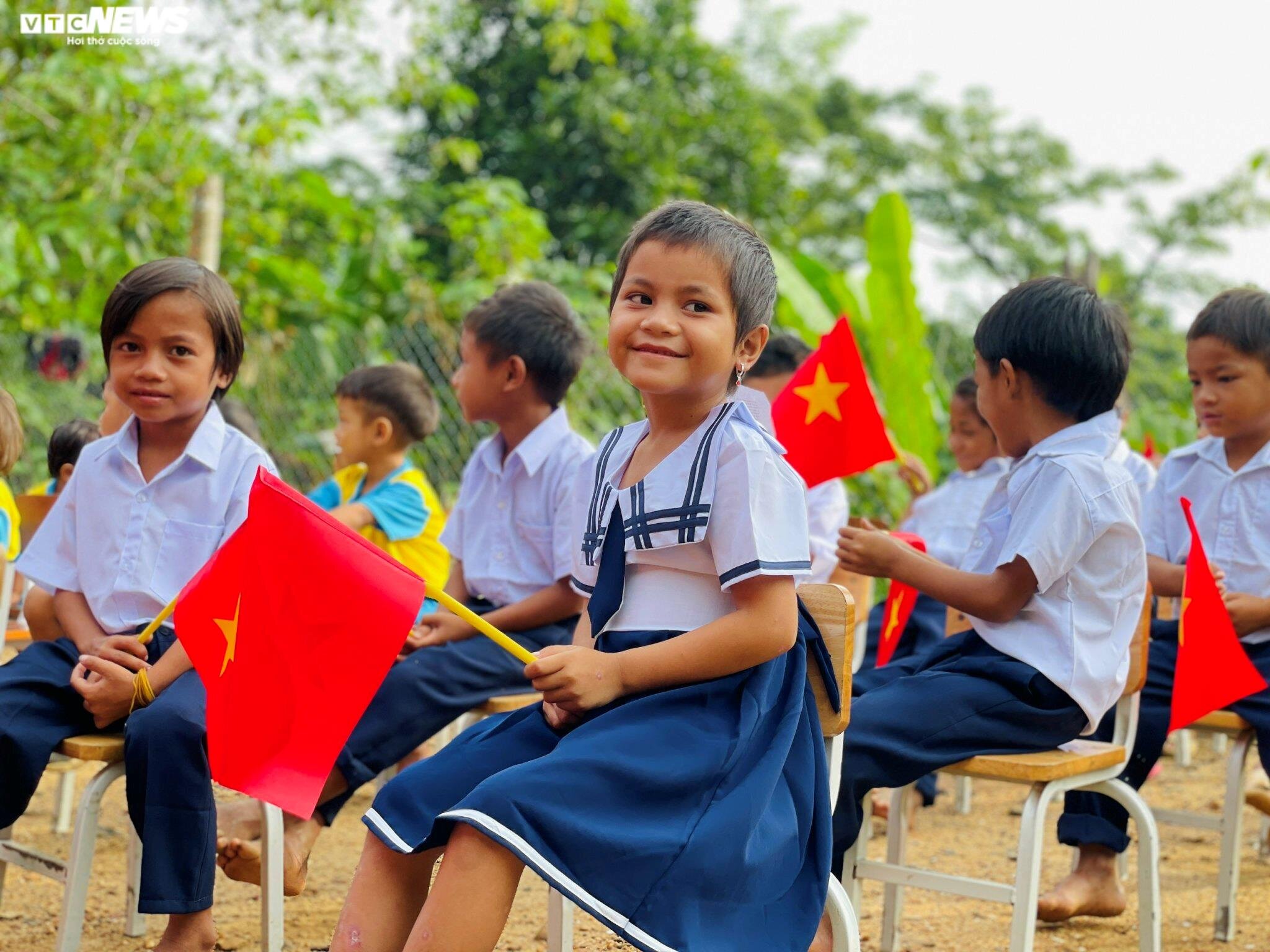 Nụ cười trong trẻo của em bé lớp 1 ở điểm trường Lăng Lương như tô điểm thêm niềm hạnh phúc giản dị của học trò vùng cao trong ngày khai giảng năm học mới. (Ảnh: Trà Thu)