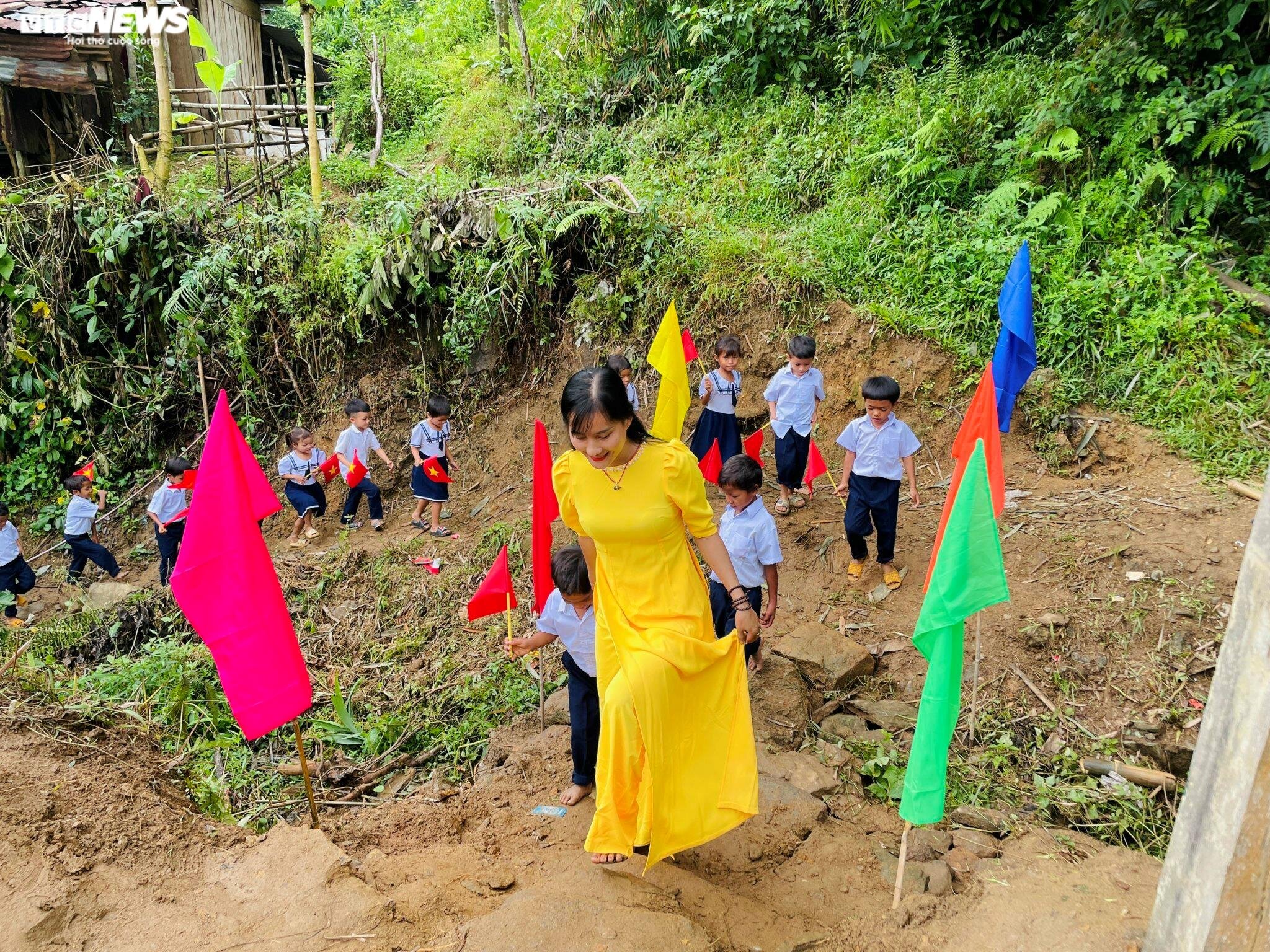 Theo cô Trà Thị Thu - giáo viên ở điểm trường Lăng Lương, do điều kiện cơ sở vật chất khó khăn nên điểm trường hiện nay chưa có trống để đánh. (Ảnh: Trà Thu)