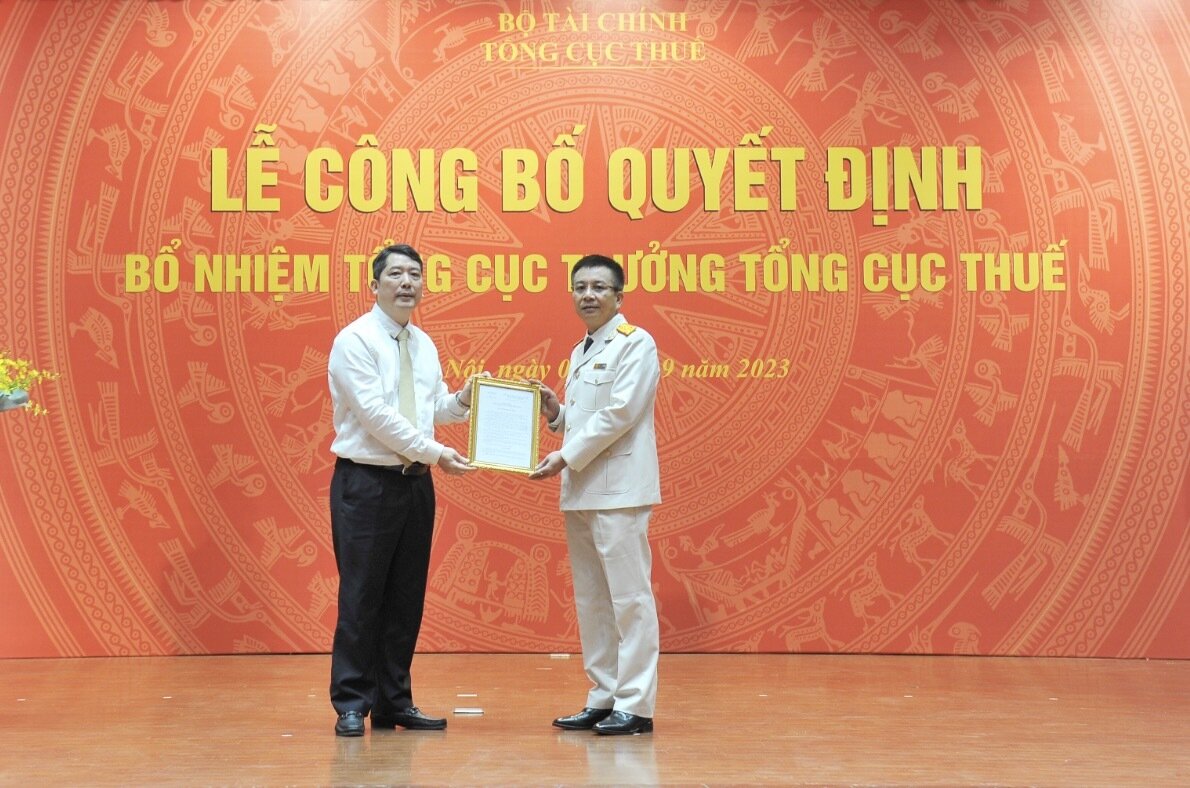 Thứ trưởng Cao Anh Tuấn trao Quyết định bổ nhiệm ông Mai Xuân Thành giữ chức Tổng cục trưởng Tổng cục Thuế. (Ảnh: Tổng cục Thuế)