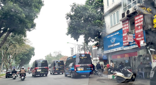 Xe hợp đồng limousine nhưng chạy như tuyến cố định hoạt động giữa trung tâm Hà Nội.