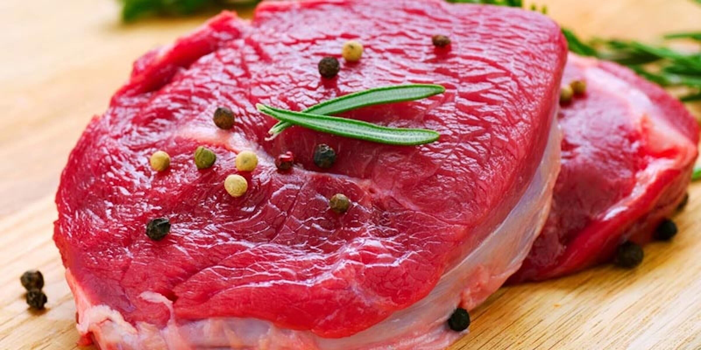 Thịt bò tốt nhưng nếu ăn nhiều và ăn vào buổi tối sẽ khiến cơ thể gặp nhiều vấn đề. (Ảnh minh hoạ)