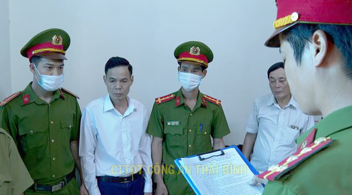 Cơ quan CSĐT Công an huyện Đông Hưng công bố các quyết định khởi tố bị can Phí Đức Vui và Lê Văn Luy.