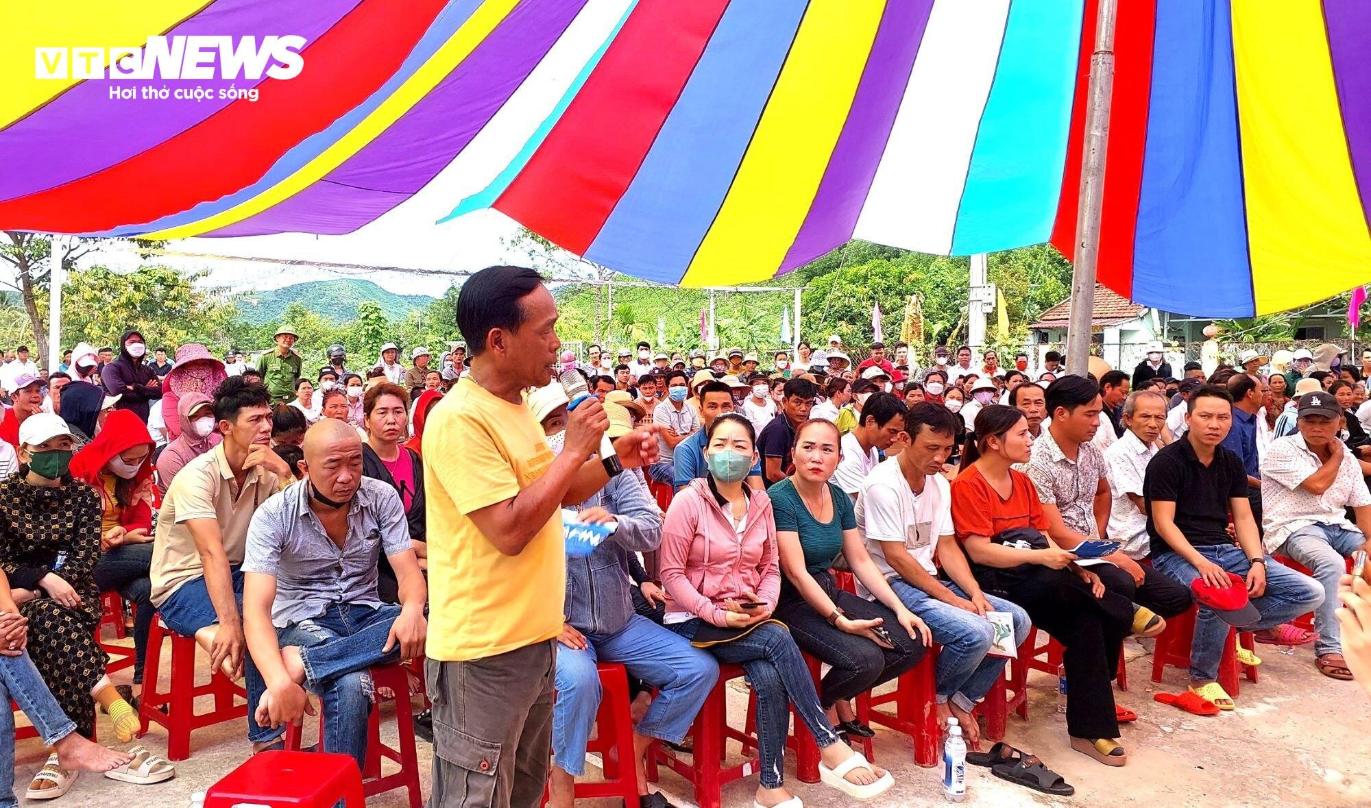 Đại diện phụ huynh thôn Nam Yên phát biểu tại buổi đối thoại.