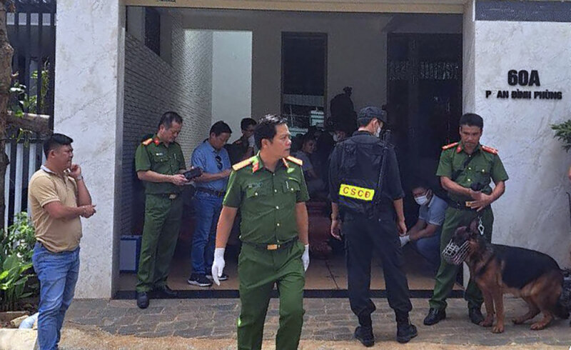 Công an thời điểm thực hiện việc khám xét một trong số những căn nhà liên quan đến vụ án của Nguyễn Quốc Quân và đồng bọn.